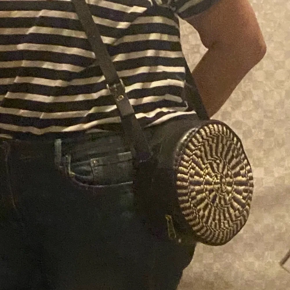 Round Woven & Leather Crossbody Bag Black White Spiral Boho Festival Purse - Picture 6 of 8